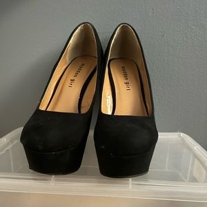 Black wedges